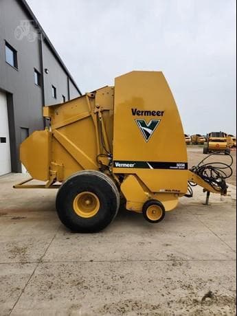 Main image Vermeer 605N Cornstalk Special